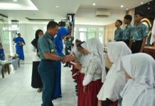 Danlantamal IV Berikan Beasiswa Kepada Pelajar Prestasi Yayasan Hang Tuah Tanjungpinang