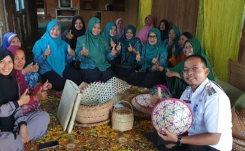 Camat Bunguran Batubi Dukung Pengrajin Anyaman Berkembang dan Mandiri