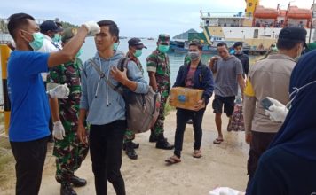 Antisipasi Covid 19, Danramil Bersama Tim Kesehatan Cek Suhu Tubuh Penumpang KM Sabuk 80 di Pelabuhan Serasan