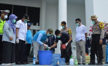 Polres Natuna Kembali Semperot Cairan Disinfektan dari Sekolah Hingga Kantor Bupati Natuna