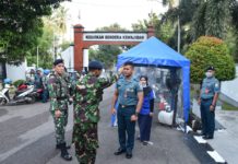 CEGAH COVID-19 LANTAMAL IV GELAR PENYEMPROTAN DESINFEKTAN, PENGUKURAN SUHU TUBUH DAN CUCI TANGAN DENGAN SABUN