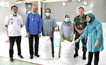 Tanggap Cepat Dampak Covid-19, Bupati Natuna Serahkan Bantuan APD dan Sembako di Tiga Kecamatan