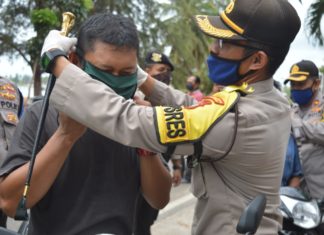 Antispasi Covid 19, Kapolres Natuna Bersama Personil TNI – Polri Bagi Masker ke Masyarakat