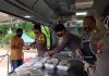 Polda Kepri Bagi Takjil dan Menu Berbuka Puasa Melalui Dapur Umum