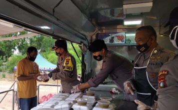Polda Kepri Bagi Takjil dan Menu Berbuka Puasa Melalui Dapur Umum