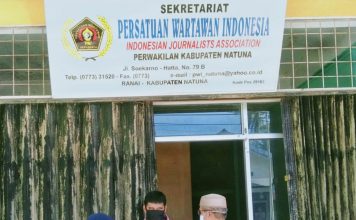 Relawan BLK dan Forum ASN Natuna Serahkan Bantuan 50 Masker ke PWI Natuna