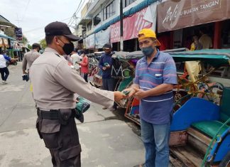 PSMTI Bagi-bagi Masker untuk Ojek dan Pengemudi Becak
