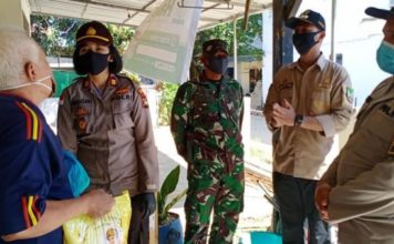Kecamatan Batam Kota dan Sekupang Bagikan Sembako ke Rumah Warga