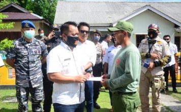 Ke Senayang, Wabup Bagikan Sembako dan Insentif Linmas