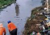 Tim DLH Bersih-bersih Sampah Plastik, Drainase Seibeduk Kembali Cantik