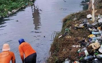 Tim DLH Bersih-bersih Sampah Plastik, Drainase Seibeduk Kembali Cantik