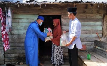 Berbagi, Wabup Lingga Datangi Rumah-rumah Warga Batu Belubang