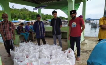 Menggunakan Kapal PW Hima Persis Kepri Distribusikan 200 Paket Sembako Gratis Ke Desa-desa