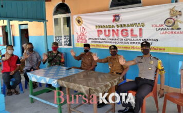 Babinsa Kopda Fian Gelar Sosialisasi Berantas Pungli Bersama Bhabinkamtibmas dan Camat Jemaja Barat di Desa Keramut