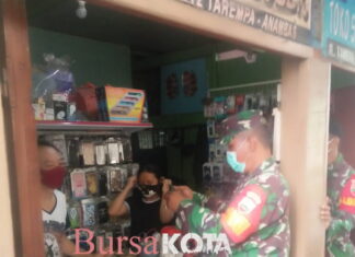 Babinsa Koramil 02/Tarempa Kodim 0318/Natuna Aktif Ingatkan Warga Agar Pakai Masker