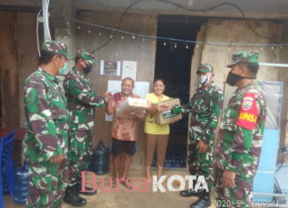Koramil 02/Tarempa Kodim 0318/Natuna Bagikan Sembako Kepada Warga Terdampak Covid-19 Diwilayah Binaan
