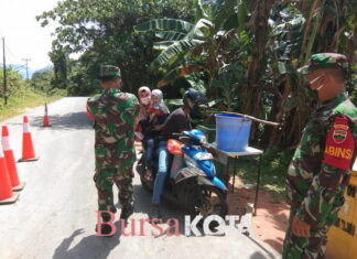 Cegah Covid-19, Babinsa Koramil 02/Tarempa Bersama Pemerintah Desa Sediakan Tempat Cuci Tangan dan Pasang Portal