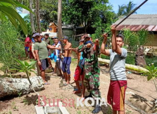 Babinsa Koramil 04/Letung Goro Bersama Warga Bersih Lingkungan
