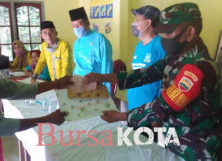 Babinsa Koramil 07/Palmatak Turut Serta Menyerahkan BLT Dana Desa Tahap II ke Masyarakat
