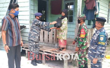 Lanal Ranai Bagikan 300 Paket Sembako di Desa Sabang Mawang dan Binjai