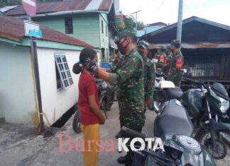 Bagikan Masker Gratis ke Warga, Para Babinsa Koramil 02/Tarempa Beri Himbauan Putus Mata Rantai Penyebaran Covid-19