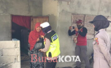 Polwan Polres Natuna Gelar Patroli Engku Putri Berbagi Sembako dan Sosialisasi New Normal