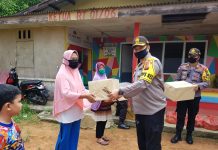 Kapolres Tanjungpinang Turun Langsung Bagikan Ratusan Paket Sembako
