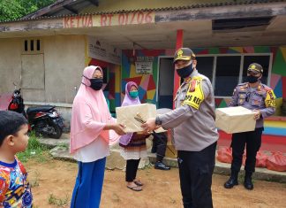 Kapolres Tanjungpinang Turun Langsung Bagikan Ratusan Paket Sembako