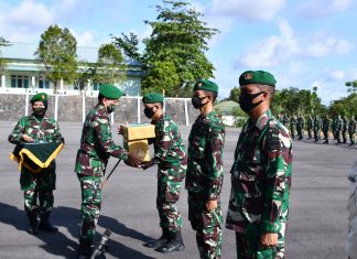 Prajurit dan PNS Terima THR dari Danrem 033/WP Kol Inf Harnoto. Sos