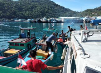 Danlanal Tarempa Bersama Prajurit Berikan Sembako Kepada Masyarakat Pesisir