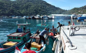 Danlanal Tarempa Bersama Prajurit Berikan Sembako Kepada Masyarakat Pesisir