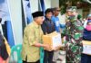 Danrem 033/WP Bagi Paket Sembako Kepada Tokoh Masyarakat dan Warga di Kecamatan Senayang Lingga