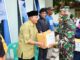 Danrem 033/WP Bagi Paket Sembako Kepada Tokoh Masyarakat dan Warga di Kecamatan Senayang Lingga