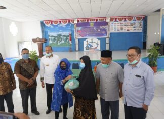 Bupati Natuna Kembali Salurkan Sembako, Kali Ini di Kecamatan Pulau Laut