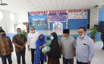 Bupati Natuna Kembali Salurkan Sembako, Kali Ini di Kecamatan Pulau Laut