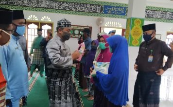 Safari Ramadhan, Wabup Lingga Bagikan Beras Hasil Sawah Miliknya