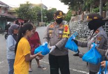 Bhakti Kemanusiaan, Kapolres Tanjungpinang dan Bhayangkari Hampiri Warga Bagikan Sembako