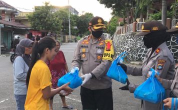Bhakti Kemanusiaan, Kapolres Tanjungpinang dan Bhayangkari Hampiri Warga Bagikan Sembako