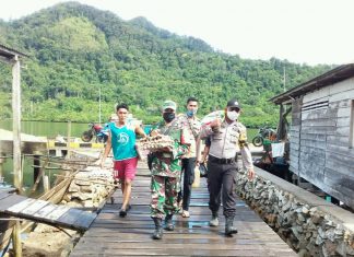 Babinsa Serka Edi Sucipto Dampingi Dinsos Anambas Salurkan Bantuan Sosial KPM ke Masyarakat dari Rumah ke Rumah