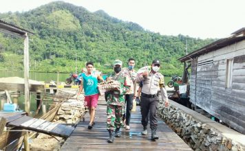 Babinsa Serka Edi Sucipto Dampingi Dinsos Anambas Salurkan Bantuan Sosial KPM ke Masyarakat dari Rumah ke Rumah