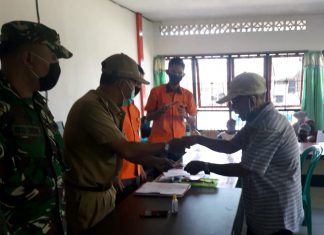 Babinsa Kopda Eko Sidik Turut Memantau Penyaluran BLT dari Kemensos di Kantor Pos Letung