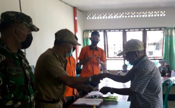 Babinsa Kopda Eko Sidik Turut Memantau Penyaluran BLT dari Kemensos di Kantor Pos Letung