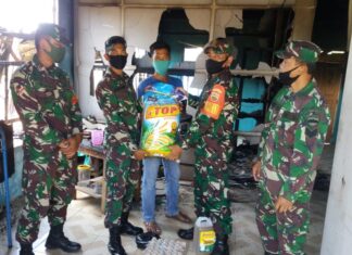 Koramil 07/Palmatak Bersama Babinsa Bantu Sembako Kepada Warga Korban Kebakaran di Desa Ladan