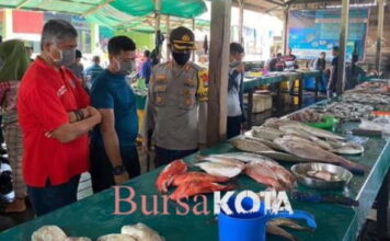 Tim Gugus Tugas Sosialisasi Kebijakan New Normal Kepada Pedagang di Pasar Ikan Ranai