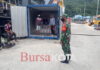 Babinsa Koramil 02/ Tarempa Kodim 0318/Natuna Ingatkan Para Buruh Pelabuhan Selalu Pakai Masker