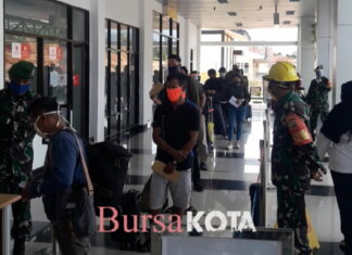 Koramil 04/Letung Laksanakan Penegakan Disiplin Protokol Kesehatan dalam Menghadapi New Normal di Bandara Letung