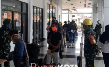 Koramil 04/Letung Laksanakan Penegakan Disiplin Protokol Kesehatan dalam Menghadapi New Normal di Bandara Letung