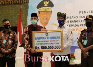 Bupati Natuna Terima Langsung Bantuan Keuangan, Paket Sembako dan APD dari Pemprov Kepri