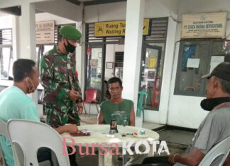 Cegah Covid -19 Babinsa Koramil 02/Tarempa Serda Alex Himbau Warga Pakai Masker
