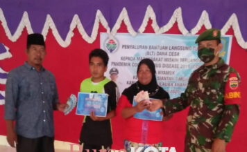 Babinsa 02/Tarempa Serda Bambang Melaksanakan Pendampingan Penyerahan Penyaluran BLT – DD Tahap II
